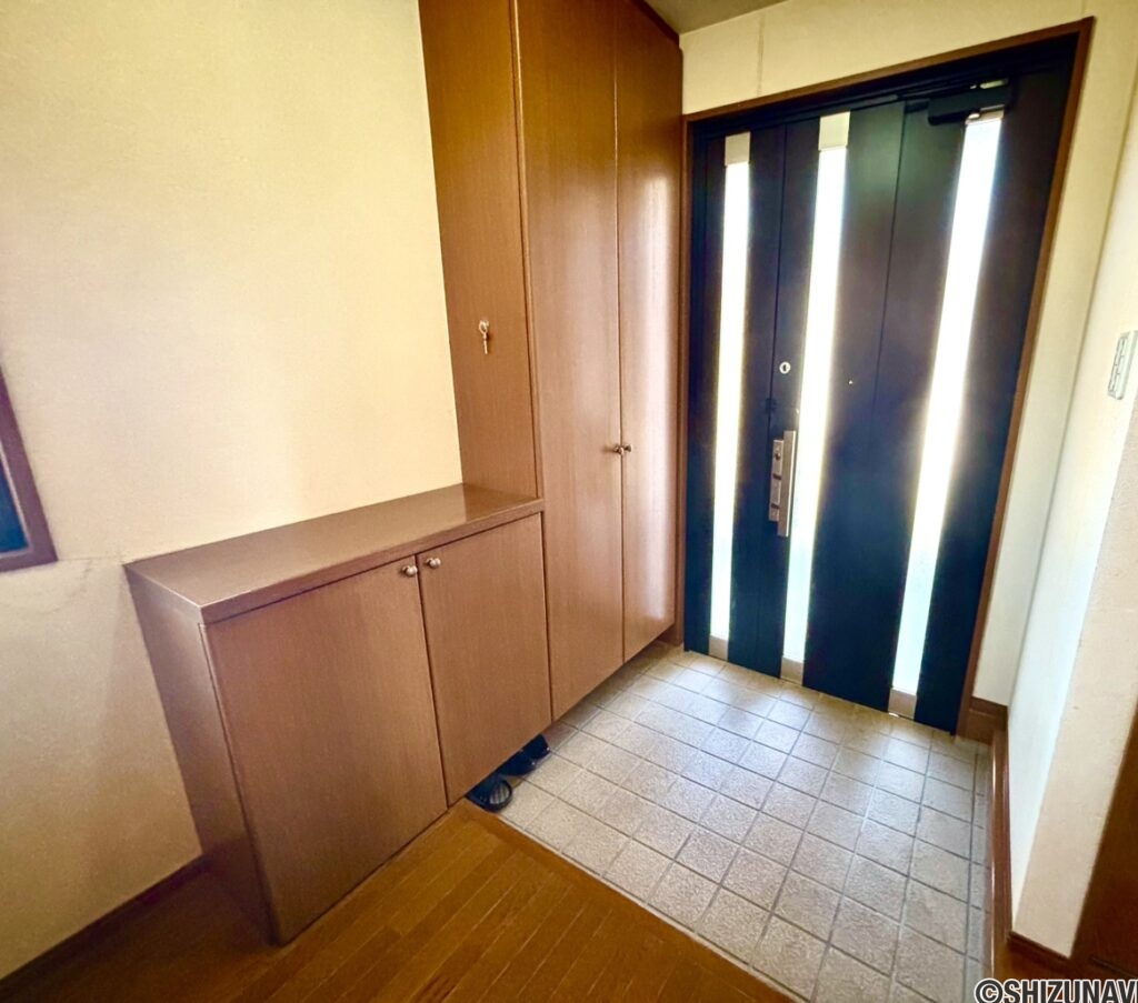 玄関のお写真です。収納を利用することで写真のような清潔感を保つことができます。