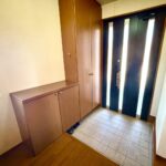 玄関のお写真です。収納を利用することで写真のような清潔感を保つことができます。