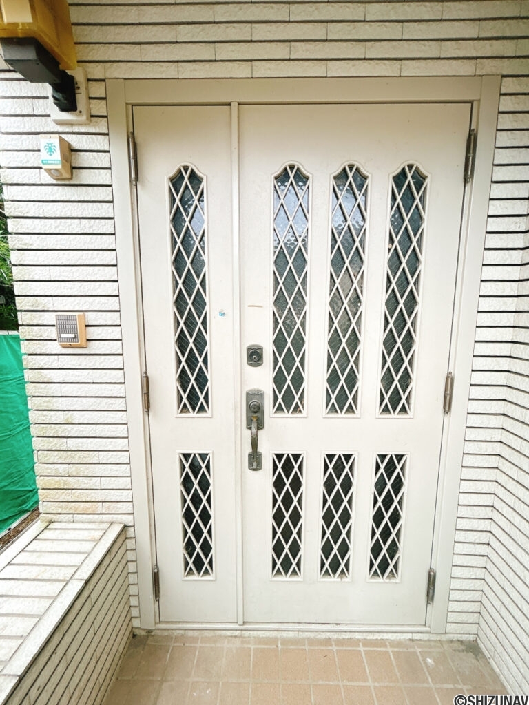 【リフォーム中/玄関外観】玄関ドアは鍵の交換を行いますので、防犯面でも安心です。