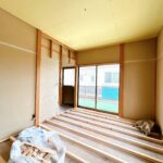 【リフォーム中／２階西側洋室】（7/11撮影）２階の和室はそれぞれ洋室に仕様変更いたします。フローリング張り、建具交換、クロス貼替え、照明設置を行います。