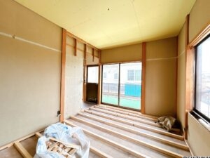 【リフォーム中／２階西側洋室】（7/11撮影）２階の和室はそれぞれ洋室に仕様変更いたします。フローリング張り、建具交換、クロス貼替え、照明設置を行います。