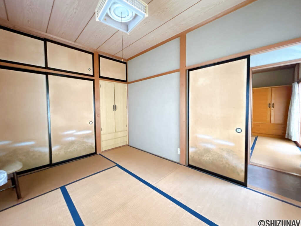 【リフォーム前／２階西側洋室】２階の和室はそれぞれ洋室に仕様変更いたします。フローリング張り、建具交換、クロス貼替え、照明設置を行います。