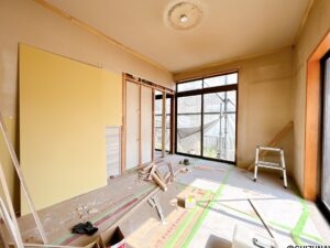 【リフォーム中／２階西側洋室】（8/2撮影）２階の和室はそれぞれ洋室に仕様変更いたします。フローリング張り、建具交換、クロス貼替え、照明設置を行います。