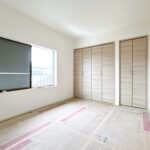 【リフォーム中／２階西側洋室】（9/6撮影）２階の和室はそれぞれ洋室に仕様変更いたします。フローリング張り、建具交換、クロス貼替え、照明設置を行います。