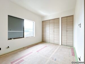 【リフォーム中／２階西側洋室】（9/6撮影）２階の和室はそれぞれ洋室に仕様変更いたします。フローリング張り、建具交換、クロス貼替え、照明設置を行います。