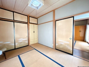 【リフォーム前／２階西側洋室】２階の和室はそれぞれ洋室に仕様変更いたします。フローリング張り、建具交換、クロス貼替え、照明設置を行います。