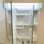 【洗面化粧台】洗面化粧台は三面鏡になっていて、それぞれ裏側は収納可能です。コンセントは合計2口用意があります。