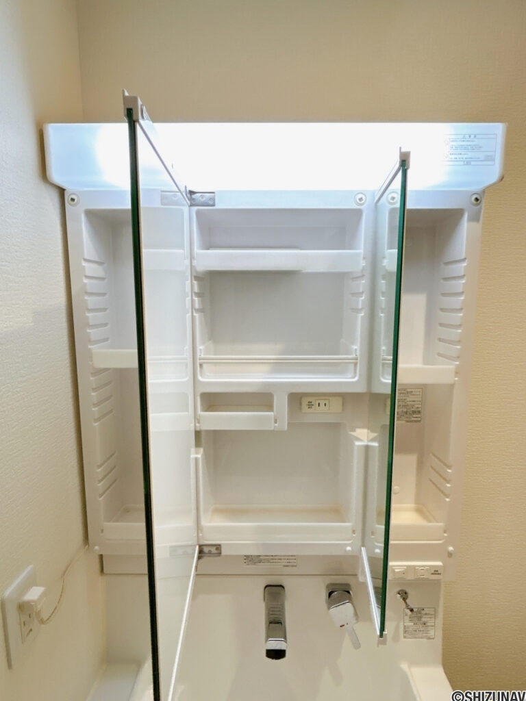 【洗面化粧台】洗面化粧台は三面鏡になっていて、それぞれ裏側は収納可能です。コンセントは合計2口用意があります。