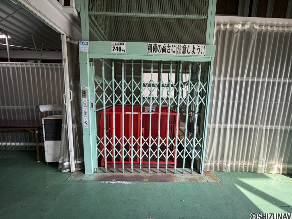 エレベーターのお写真です。２４０㎏まで積載可能です。