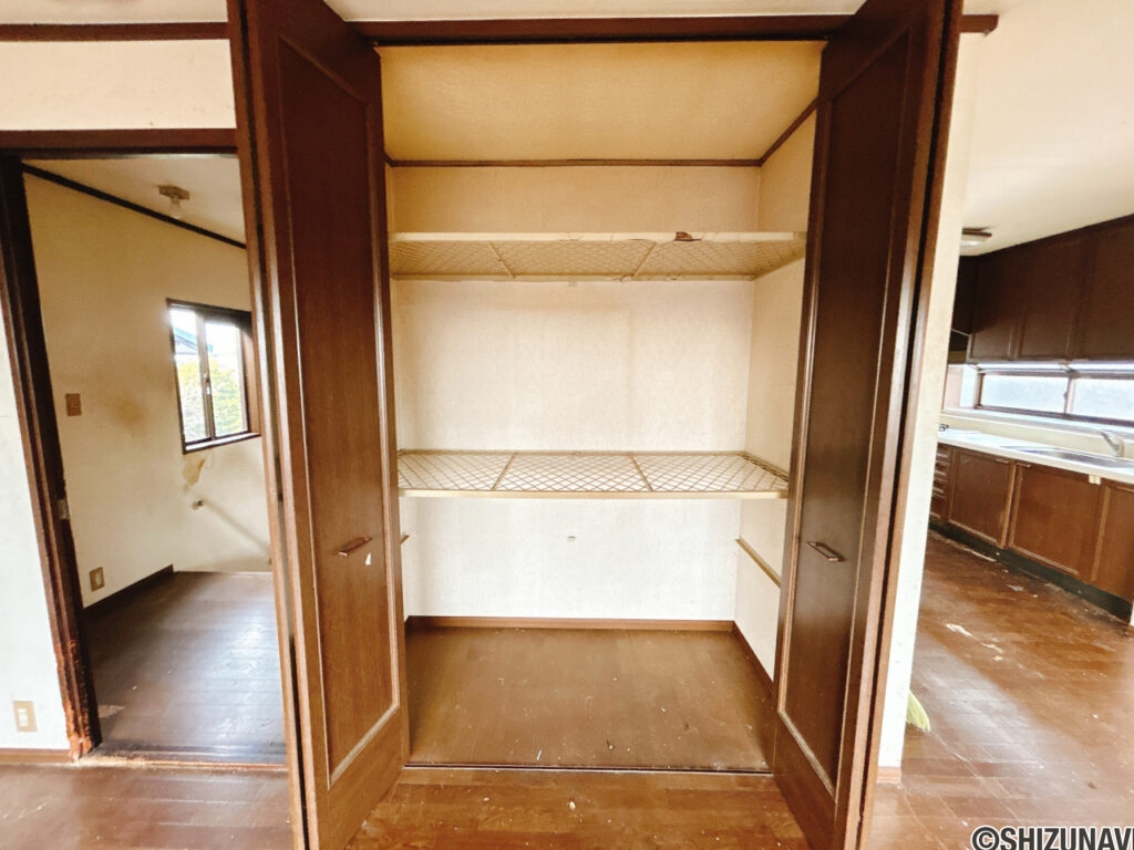 【リフォーム中/収納】リビング内の収納スペースです。既存の棚は撤去し、新品の枕棚とハンガーパイプを設置いたします。散らかりがちなリビングに収納スペースがあるのは嬉しいポイントです。