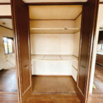 【リフォーム中/収納】リビング内の収納スペースです。既存の棚は撤去し、新品の枕棚とハンガーパイプを設置いたします。散らかりがちなリビングに収納スペースがあるのは嬉しいポイントです。