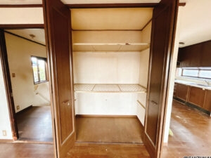 【リフォーム中/収納】リビング内の収納スペースです。既存の棚は撤去し、新品の枕棚とハンガーパイプを設置いたします。散らかりがちなリビングに収納スペースがあるのは嬉しいポイントです。