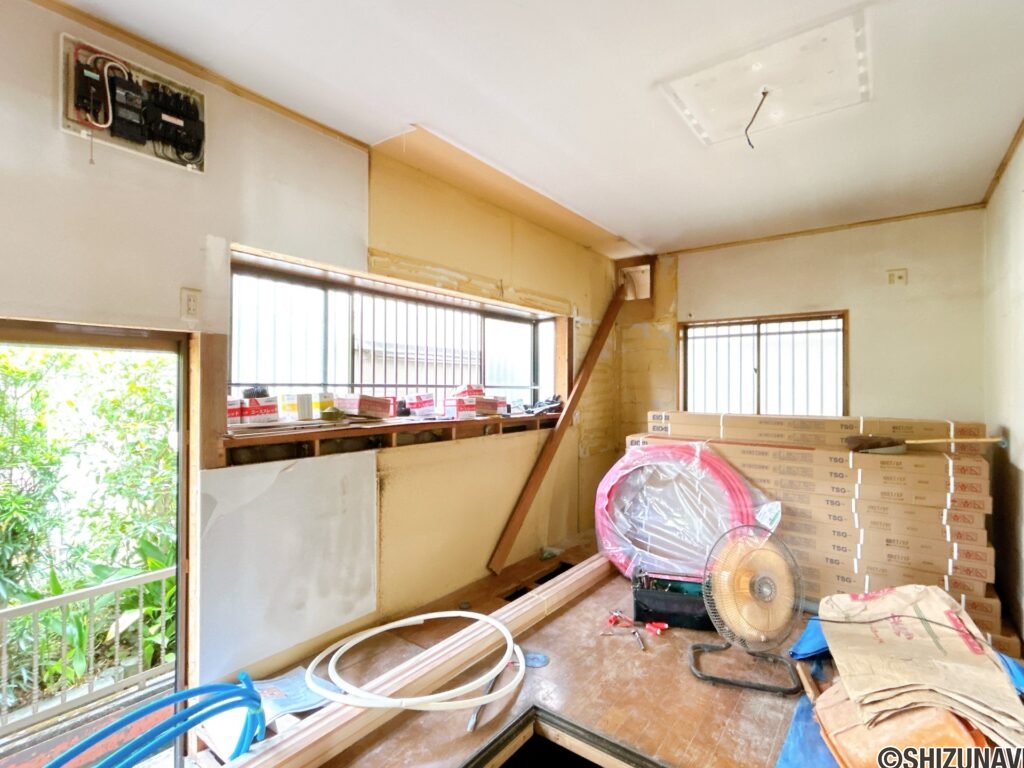 【リフォーム中／１階北東洋室】（7/11撮影）もともとダイニングキッチンだった部屋は洋室に仕様変更いたします。フローリング張り、クロス貼替え、照明交換、建具交換を行います。