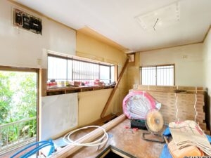 【リフォーム中／１階北東洋室】（7/11撮影）もともとダイニングキッチンだった部屋は洋室に仕様変更いたします。フローリング張り、クロス貼替え、照明交換、建具交換を行います。