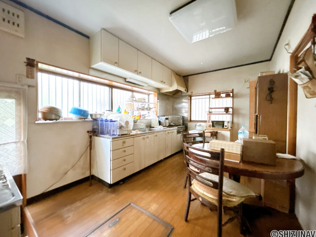 【リフォーム前／１階北東洋室】もともとダイニングキッチンだった部屋は洋室に仕様変更いたします。フローリング張り、クロス貼替え、照明交換、建具交換を行います。