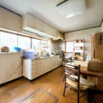 【リフォーム前／１階北東洋室】もともとダイニングキッチンだった部屋は洋室に仕様変更いたします。フローリング張り、クロス貼替え、照明交換、建具交換を行います。