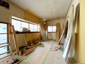 【リフォーム中／１階北東洋室】（8/2撮影）もともとダイニングキッチンだった部屋は洋室に仕様変更いたします。フローリング張り、クロス貼替え、照明交換、建具交換を行います。