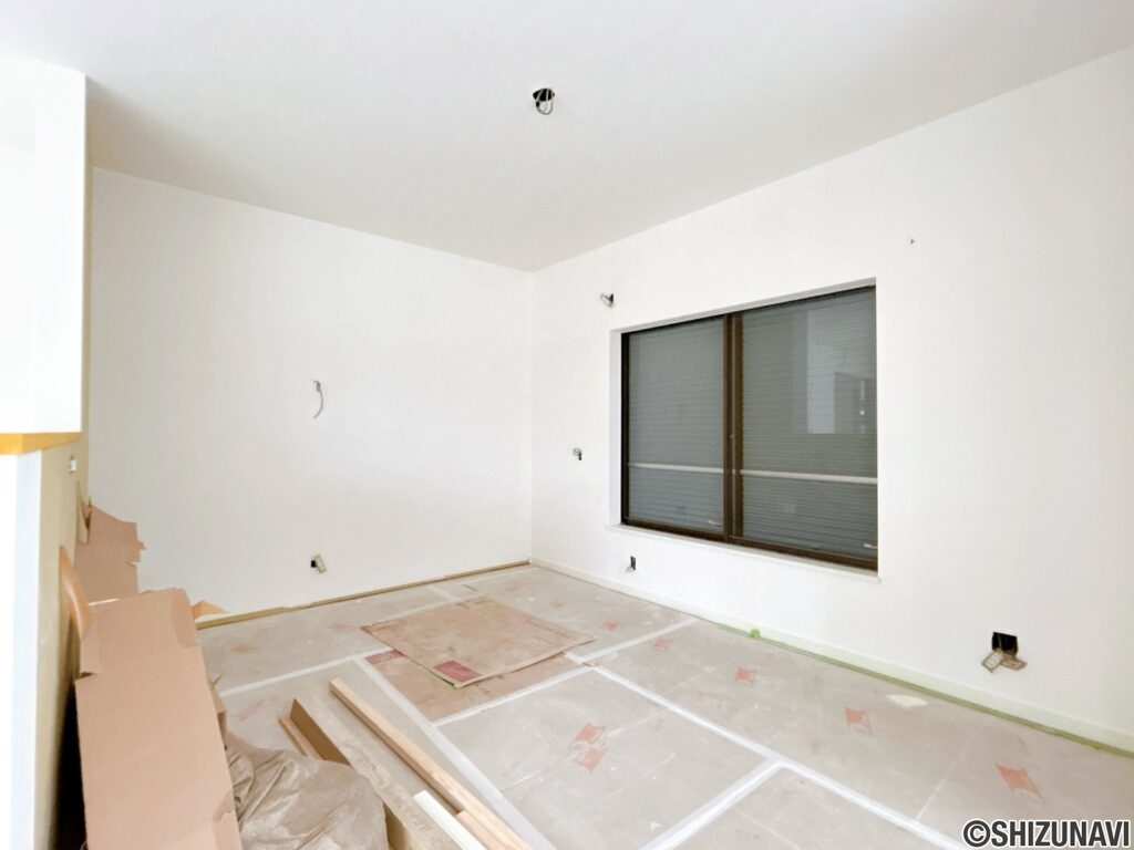 【リフォーム中／１階北東洋室】（9/6撮影）もともとダイニングキッチンだった部屋は洋室に仕様変更いたします。フローリング張り、クロス貼替え、照明交換、建具交換を行います。