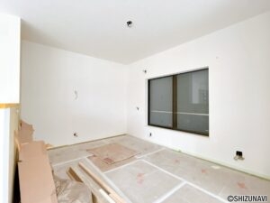 【リフォーム中／１階北東洋室】（9/6撮影）もともとダイニングキッチンだった部屋は洋室に仕様変更いたします。フローリング張り、クロス貼替え、照明交換、建具交換を行います。