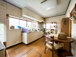 【リフォーム前／１階北東洋室】もともとダイニングキッチンだった部屋は洋室に仕様変更いたします。フローリング張り、クロス貼替え、照明交換、建具交換を行います。