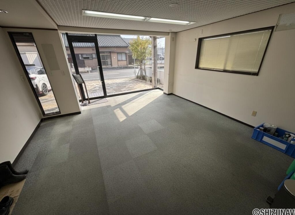 入り口横の室内のお写真です。事務所として使えそうな広さです。