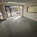 入り口横の室内のお写真です。事務所として使えそうな広さです。