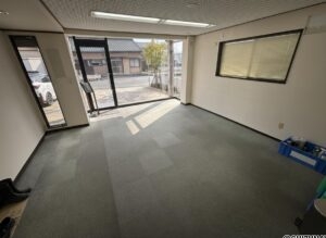 入り口横の室内のお写真です。事務所として使えそうな広さです。