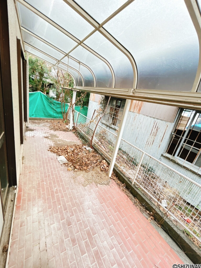 【リフォーム中/1階テラス】1階洋室の外にテラスがございます。洗濯物はこちらで干していただけます。2階に干しに上がる必要がないのは楽で嬉しいポイントです。