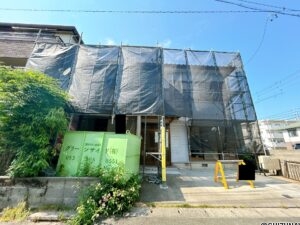 外壁塗装、瓦の漆喰補修、カーポート撤去、植栽剪定を行います。