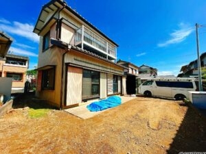 【外観別角度】南西角から撮影した写真です。現在の庭部分を平坦にならし、砕石を敷いて駐車場に変更する予定です。