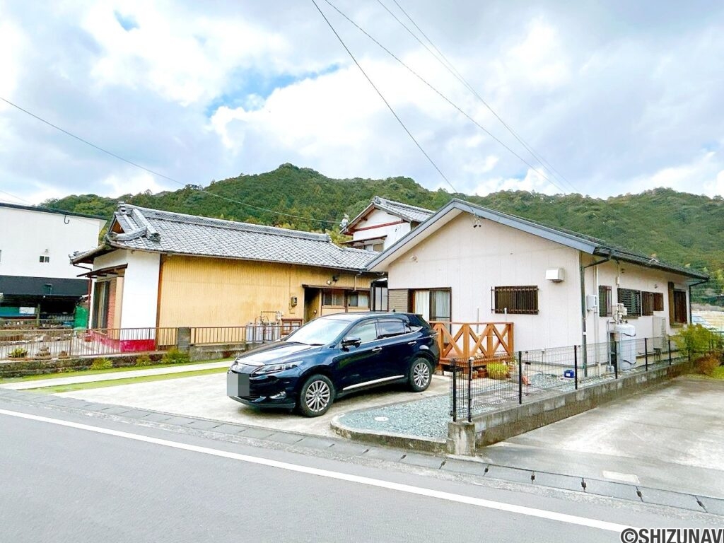 【外観　別角度】前面道路は一方通行なので、余裕をもって車の駐停車をしていただけます。