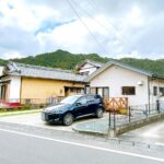 【外観　別角度】前面道路は一方通行なので、余裕をもって車の駐停車をしていただけます。