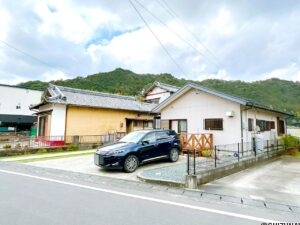 【外観　別角度】前面道路は一方通行なので、余裕をもって車の駐停車をしていただけます。