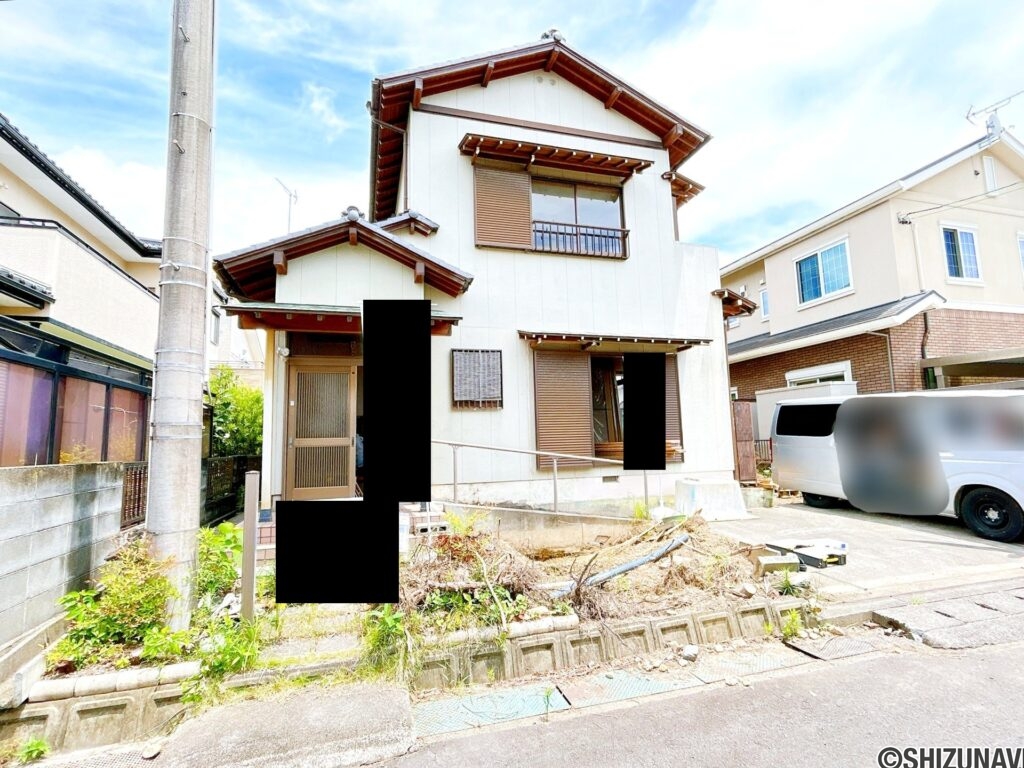 【リフォーム中/外観】（7/11撮影）別角度です。外壁塗装と駐車場造成を行います。軽自動車・コンパクトカー２台と横付け１台の計３台になる予定です。