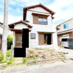 【リフォーム中/外観】（7/11撮影）別角度です。外壁塗装と駐車場造成を行います。軽自動車・コンパクトカー２台と横付け１台の計３台になる予定です。