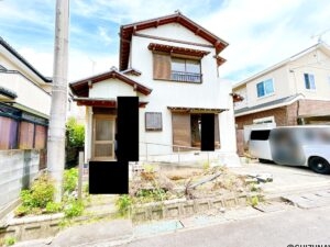 【リフォーム中/外観】（7/11撮影）別角度です。外壁塗装と駐車場造成を行います。軽自動車・コンパクトカー２台と横付け１台の計３台になる予定です。