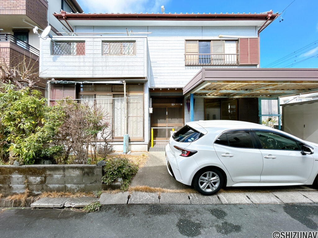 【外観】別角度　外壁塗装、瓦の漆喰補修、カーポート撤去、植栽剪定を行います。