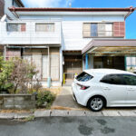 【外観】別角度　外壁塗装、瓦の漆喰補修、カーポート撤去、植栽剪定を行います。