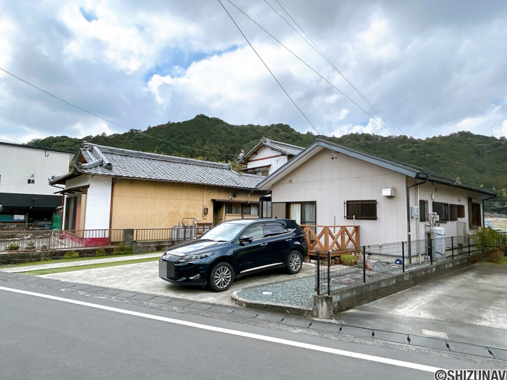 【外観　別角度】前面道路は一方通行なので、余裕をもって車の駐停車をしていただけます。