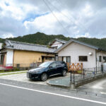 【外観　別角度】前面道路は一方通行なので、余裕をもって車の駐停車をしていただけます。