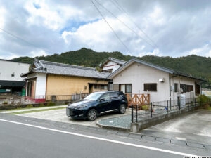 【外観　別角度】前面道路は一方通行なので、余裕をもって車の駐停車をしていただけます。