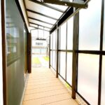 【屋根付ウッドデッキ】LDK南西側の掃き出し窓からは屋根付のウッドデッキに出られます。物干し竿がひっかけられるのでお洗濯物を干すのに適しています。
