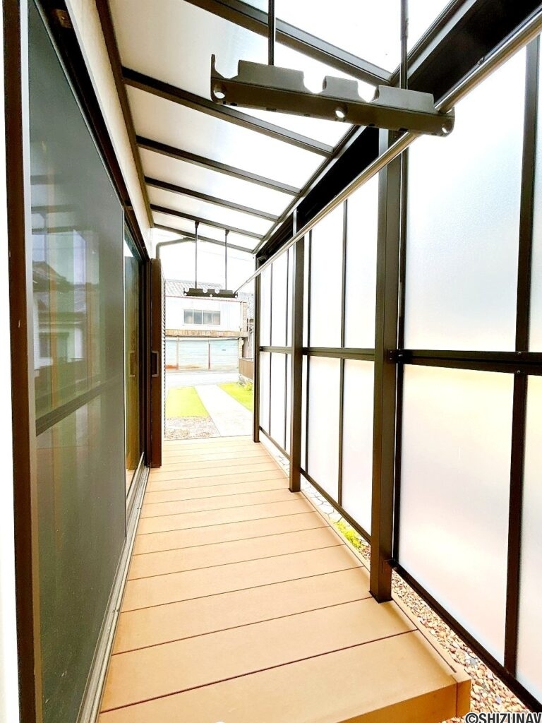 【屋根付ウッドデッキ】LDK南西側の掃き出し窓からは屋根付のウッドデッキに出られます。物干し竿がひっかけられるのでお洗濯物を干すのに適しています。