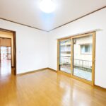 【1階南側洋室】クリーニングを行いました。全窓に内窓がついています。