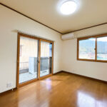 【1階南側洋室】クリーニングを行います。全窓に内窓がついています。