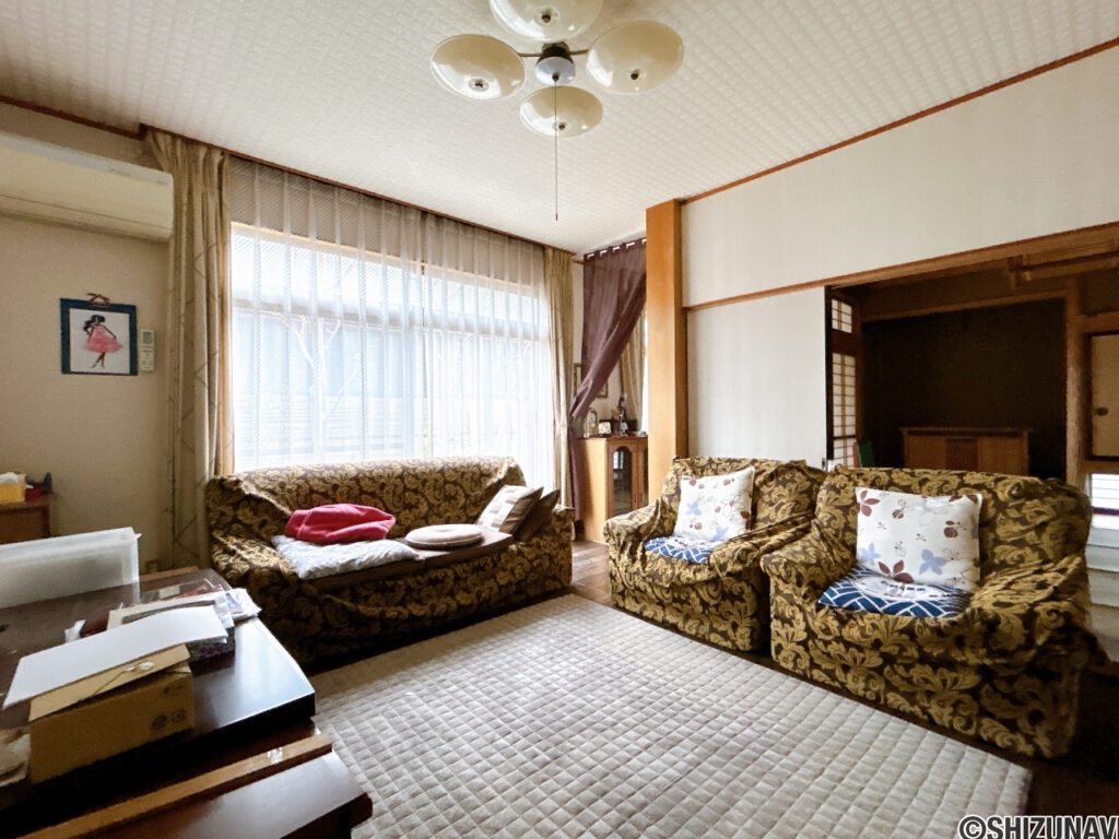 【リビング】残置物は処分してクリーニングいたします。