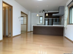 対面キッチンで明るいリビング、※クロスの張替え完了です。