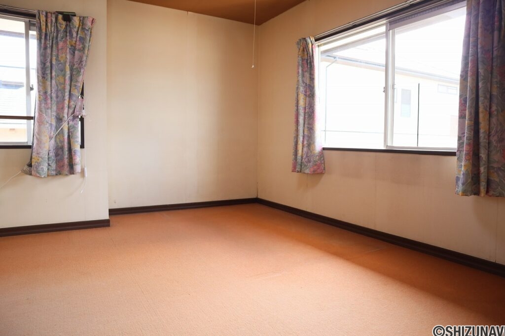 2階洋室（約9帖）
