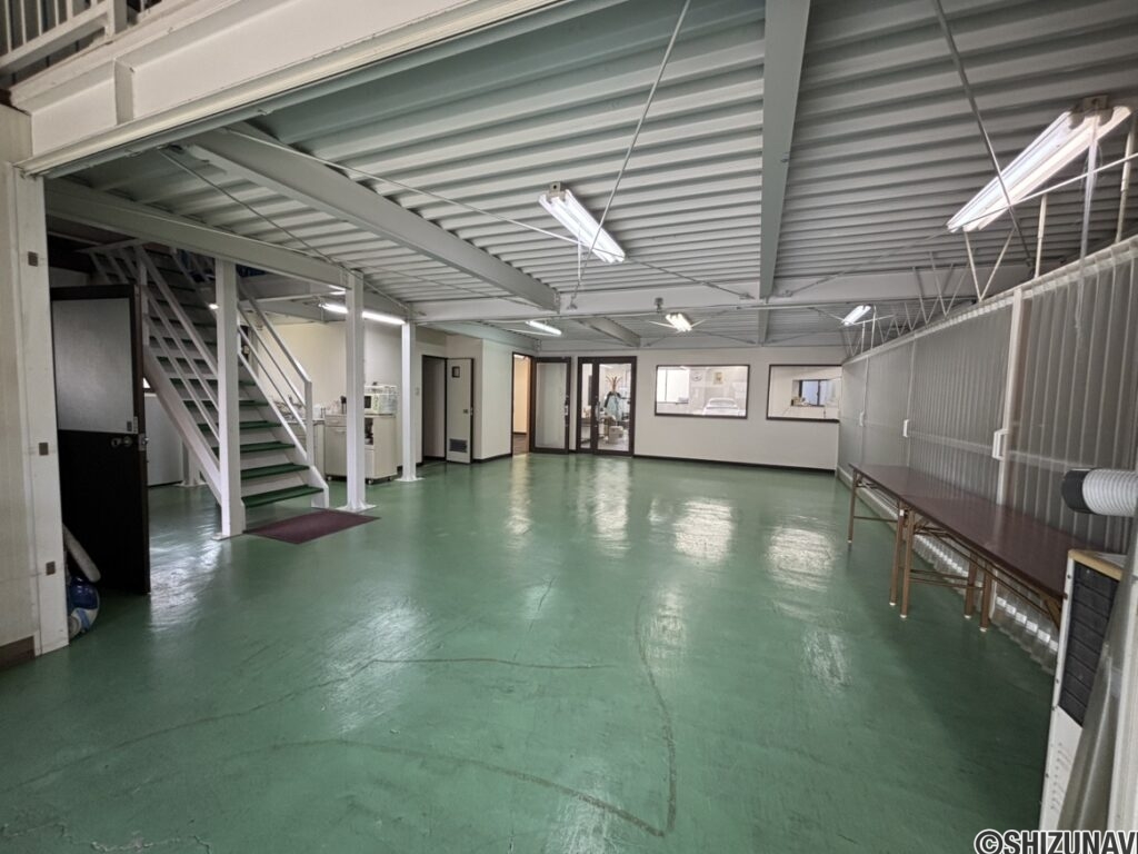 ロビーのお写真です。作業場として使えるような広さがあります。