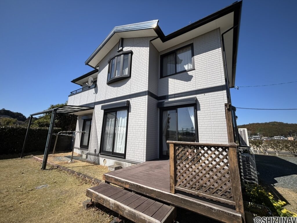 建物の外観の別角度です。ウッドデッキでは、BBQやティータイムのように多目的に使用できます。